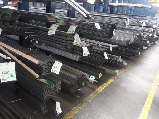 Tăierea profilelor metalice cu un ferăstrău electric